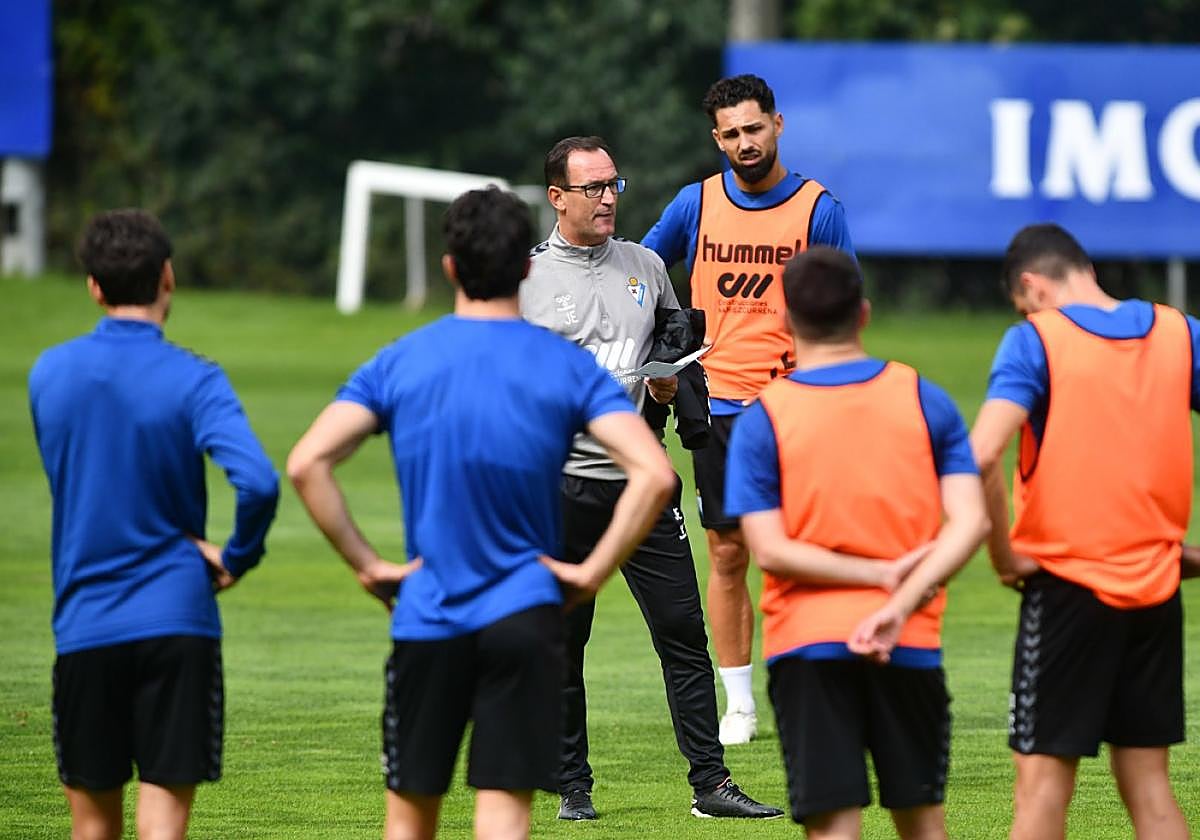 El técnico elgoibarrés reúne a sus jugadores durante una sesión en Atxabalpe.
