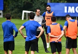 El técnico elgoibarrés reúne a sus jugadores durante una sesión en Atxabalpe.