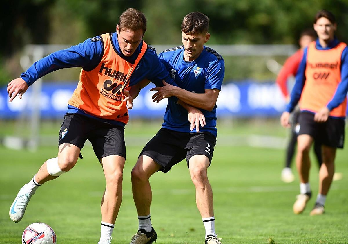 Bautista pugna con Toni Villa en Atxabalpe.