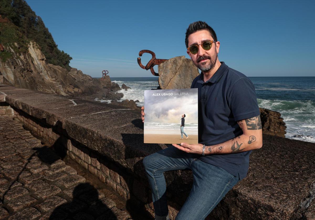 El cantautor Álex Ubago con su último trabajo, 'Galerna', ayer en el Peine del Viento.