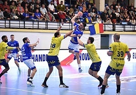 Un jugador del Constanta se eleva ante la defensa del Bidasoa Irun.