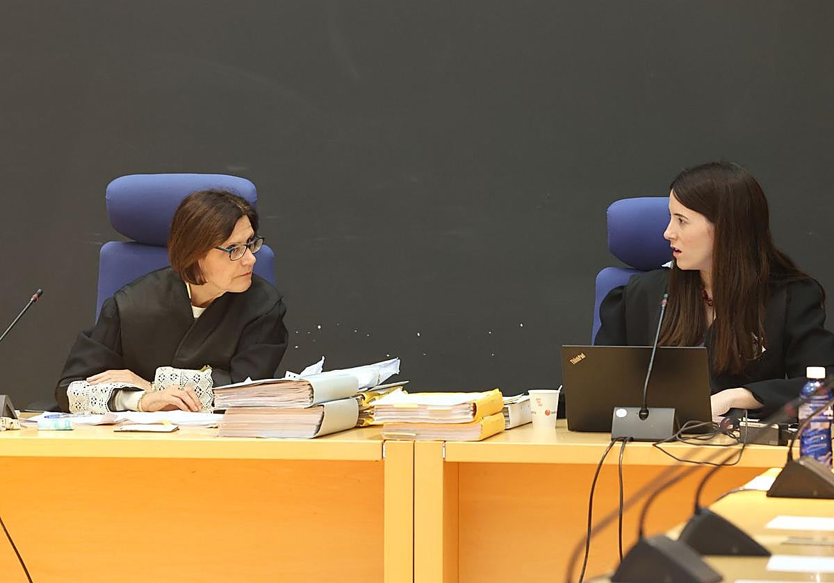 La magistrada presidenta y la letrada conversan antes del comienzo de una sesión del juicio.