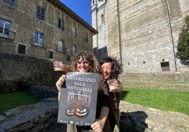 Presentación en la plaza Euskal Pizkundea del cartel de la Gau Beltza que llegará el 31 de octubre.