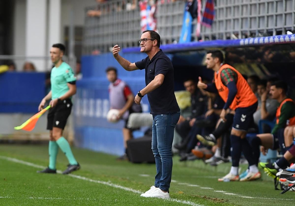 Joseba Etxeberria silba a un jugador armero durante el partido contra el Sporting de Gijón.