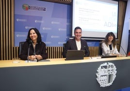 El consejero de Industria, Transición Energética y Sostenibilidad del Gobierno Vasco, Mikel Jauregi, entre Nerea Aranguren, Directora General de las divisiones de Máquina Herramienta y Automatización Industrial de la Corporación Mondragón, y Laura Marrón, directora general de BAIC.