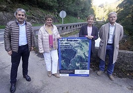 La diputada general Eider Mendoza flanqueada por el diputado de Carreteras, Felix Urkola, y los alcaldes de Azkoitia y Urretxu, Ana Azkoitia y Jon Luqui.