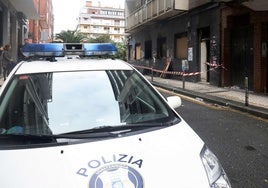 Un vehículo de la Guardia Municipal en el barrio de Egia.
