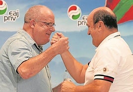 Joseba Egibar y Andoni Ortuzar, en el acto de inicio del curso político en Zarautz el pasado agosto.