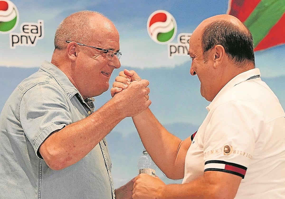 Joseba Egibar y Andoni Ortuzar, en el acto de inicio del curso político en Zarautz el pasado agosto.