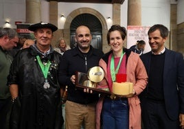 Irati Usandizaga, con el galardon 'Ordizia Txapeldun' al mejor queso de los campeones de los últimos diez años.