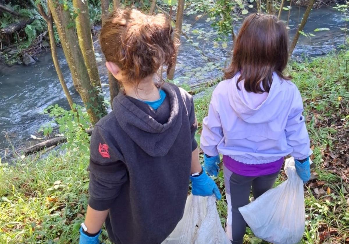 Los más jóvenes se afanaron desde primera hora en limpiar a conciencia los alrededores del río Deba a su paso por el pueblo.