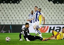 Sergio Gómez fija la mirada en el balón tras rematar un buen centro desde la derecha de Becker para conseguir el segundo tanto de la noche, el primero desde que llegó a la Real.