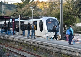 Usuarios de Euskotren en la estación de Deba