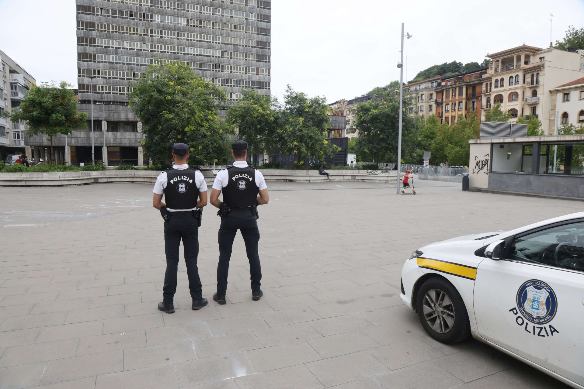 Guardias munipales patrullan por la plaza de Atotxa, cerca de Egia.