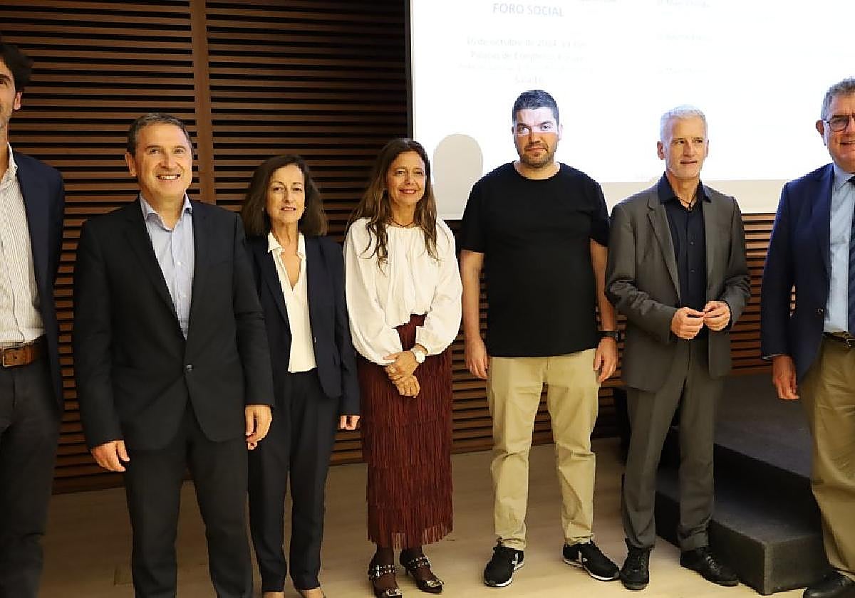 Participantes en el Foro Social: Mikel Chillida, Agustín Erquizia, Angeles Ibáñez, Marina Díaz, Mikel Merino, Iñaki Subijana y Manuel Martín.