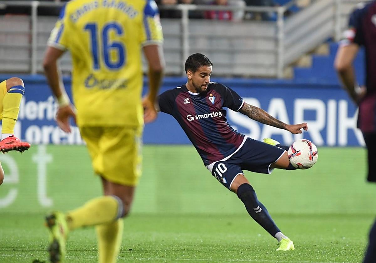 El mediocentro Matheus prueba un disparo en una de las acciones de peligro del Eibar frente al Cádiz.