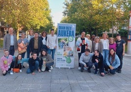 Miembros de Atzegi, familiares y autoridades en la presentación de la nueva campaña.