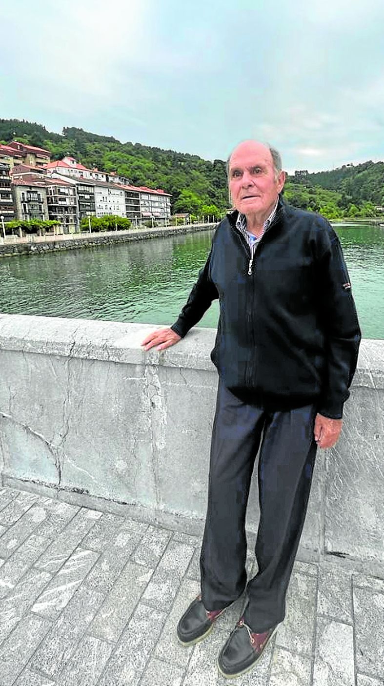 Javier de Cárdenas, en el puente de piedra que supera la ría.