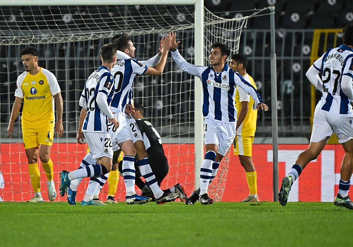 Zubimendi celebra junto a sus compañeros el gol de Pacheco ante el Maccabi