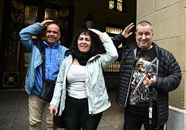 Ramón, Sonia e Iñaki, quienes sufrieron un ictus posan haciendo el gesto del daño cerebral adquirido.