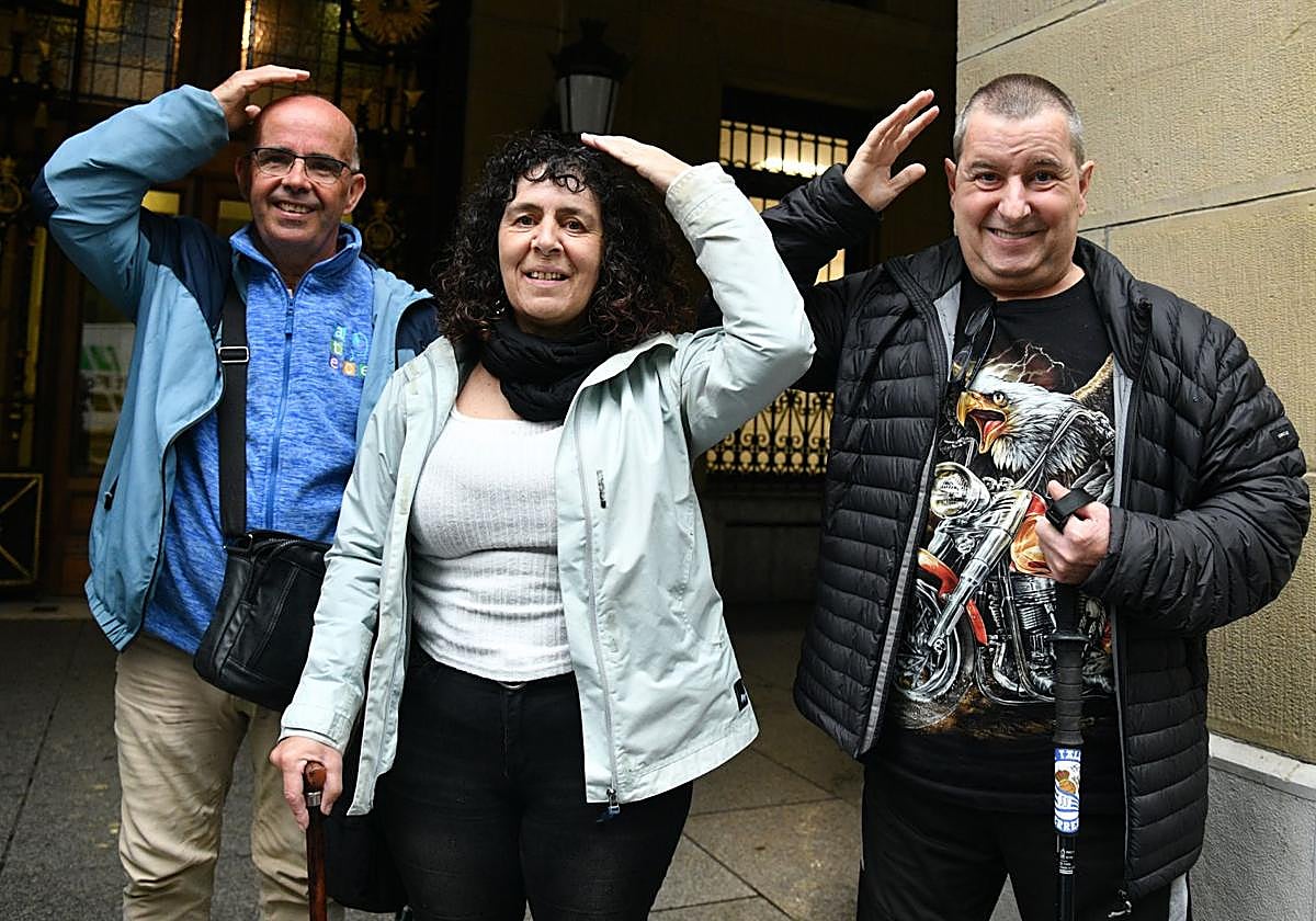 Ramón, Sonia e Iñaki, quienes sufrieron un ictus posan haciendo el gesto del daño cerebral adquirido.
