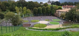 Vista general del área infantil y deportiva de Urgain tras la finalización de la segunda fase de las obras que acomete Lur Paisajistak.