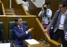 El lehendakari Imanol Pradales y Pello Otxandiano en un reciente pleno de control en el Parlamento Vasco.