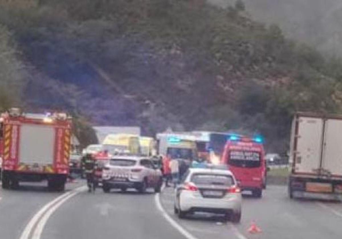 Momento en el que los servicios de emergencias llegan al lugar de los hechos.