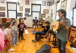 Enrike Solinís y parte de su equipo durante el ensayo con Hasiberrien Abesbatza en Musika Eskola.