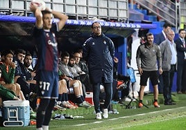 Joseba Etxeberria dirige a su equipo desde el área técnica en el encuentro contra el Cádiz.