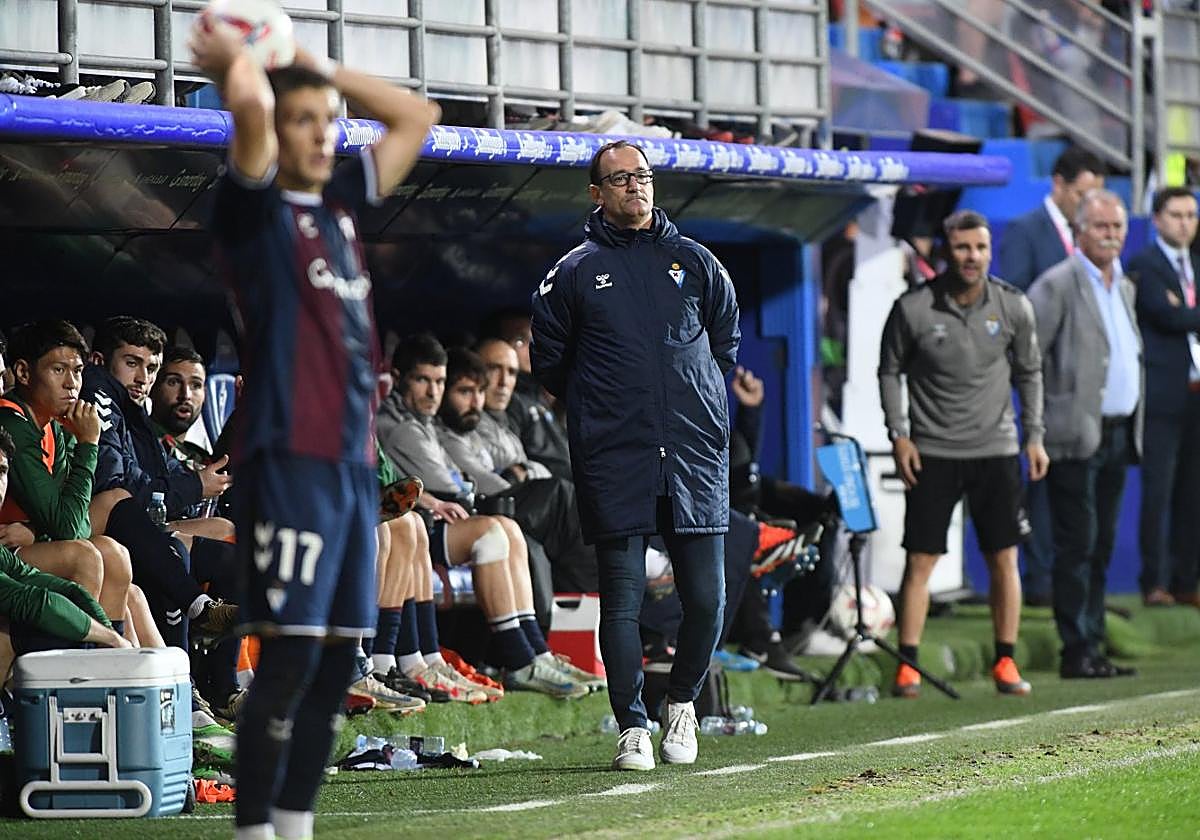 Joseba Etxeberria dirige a su equipo desde el área técnica en el encuentro contra el Cádiz.