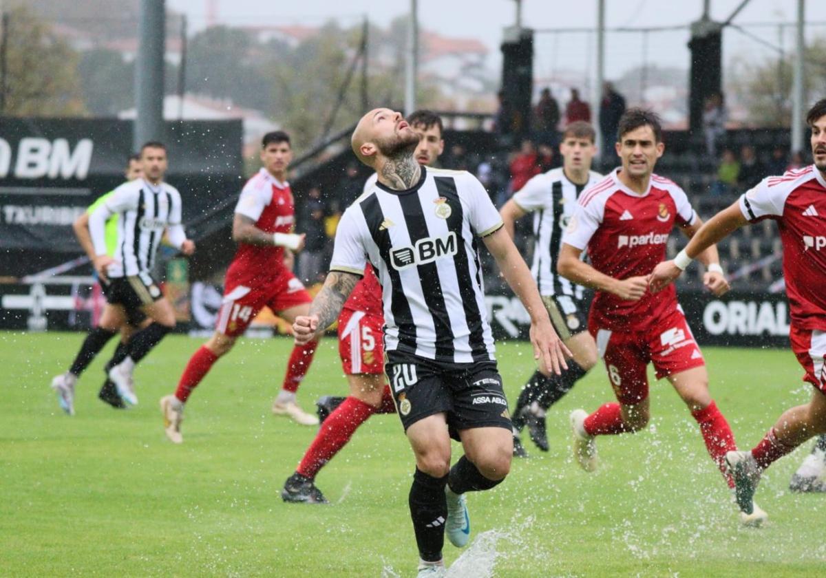 Sergio Benito controla el balón bajo la lluvia.