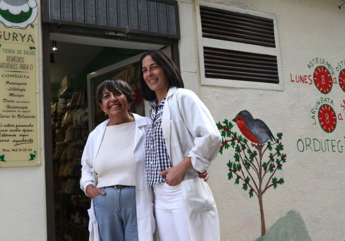 Remedios y su hija Ainhoa en el exterior del herbolario Surya.