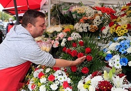 Un florista, a saber si de verdad, muestra flores que quizá sean de plástico con grafeno.
