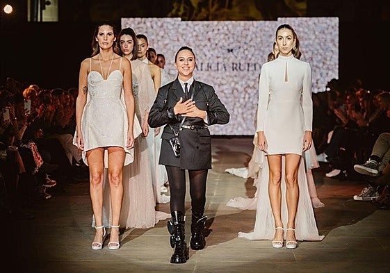 Alicia Rueda agradece el cariño del público en el carrusel final.