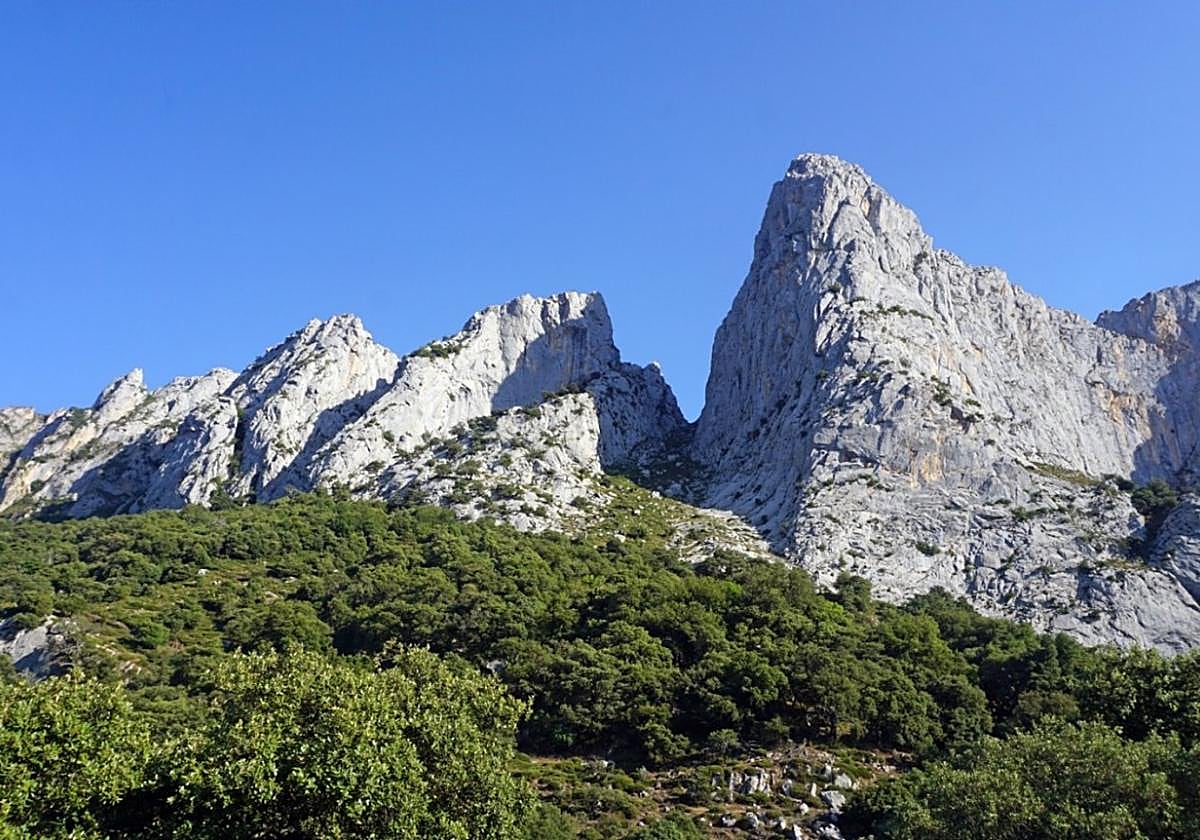 Vista del Pico Agero y su canal de acceso, que será uno de los primeros montes en subir.