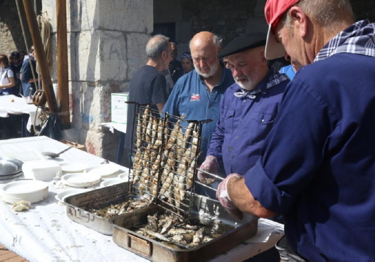 Galbaixoetako Piñastei egunean, sardina erreak prestatzen.