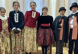 Alkate Txikia eta zinegotziak udaletxeko pleno aretoan.