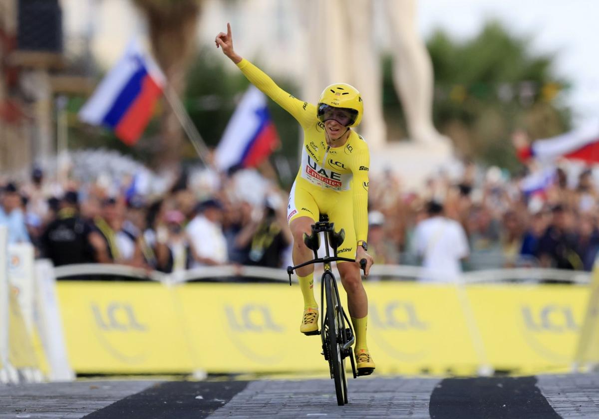 Tadej Pogacar celebra su victoria en la crono final del último Tour, en Niza.