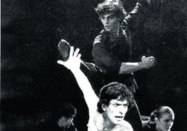 En primer plano, Víctor Ullate; detrás, Henry Brown saltando en 'El pájaro de fuego'.