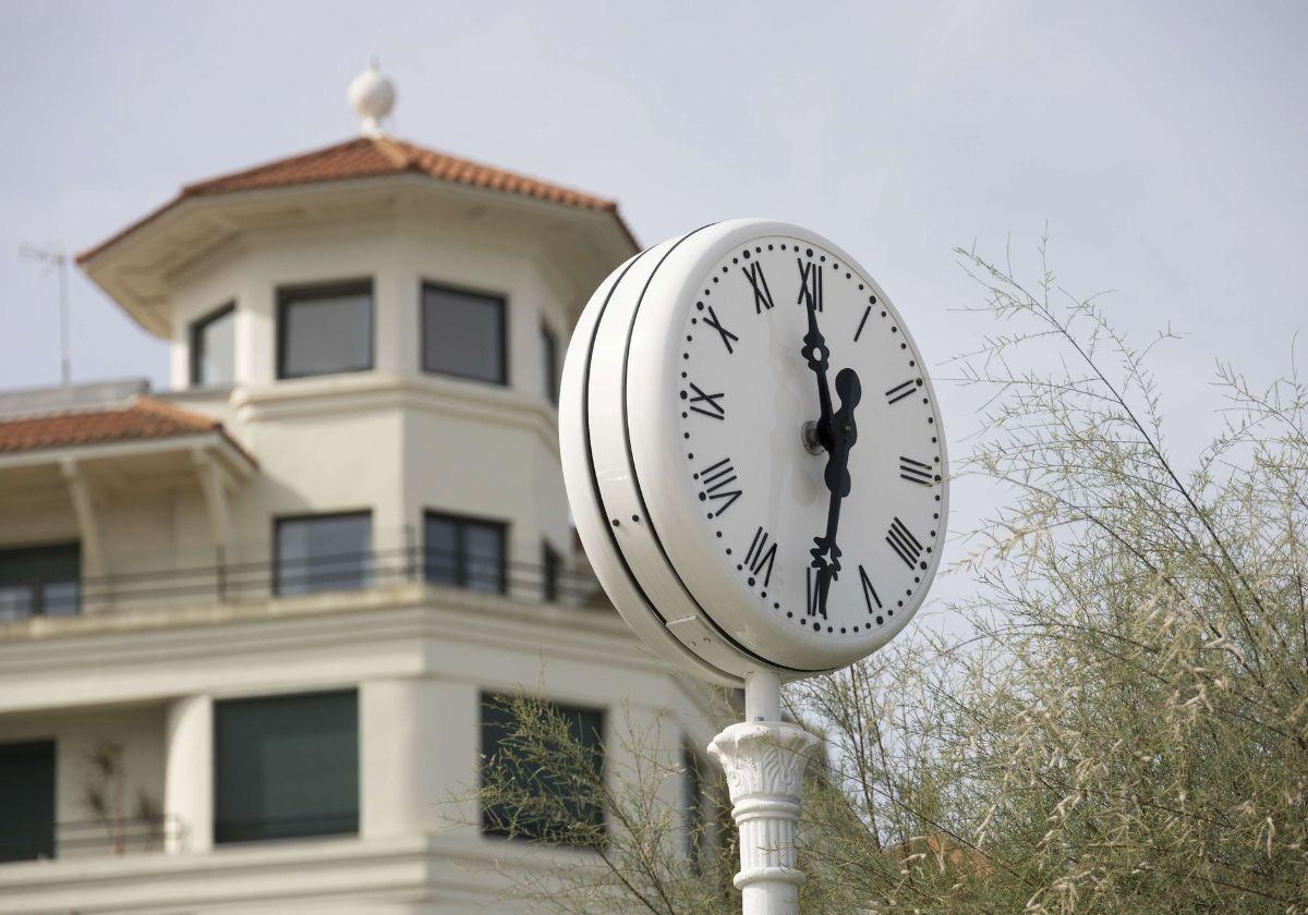 Imagen de archivo de los relojes de Ondarreta en San Sebastián.