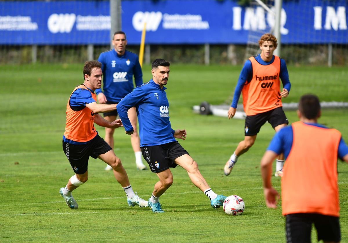 Sergio Álvarez mueve la pelota durante un entrenamiento en Atxabalpe.