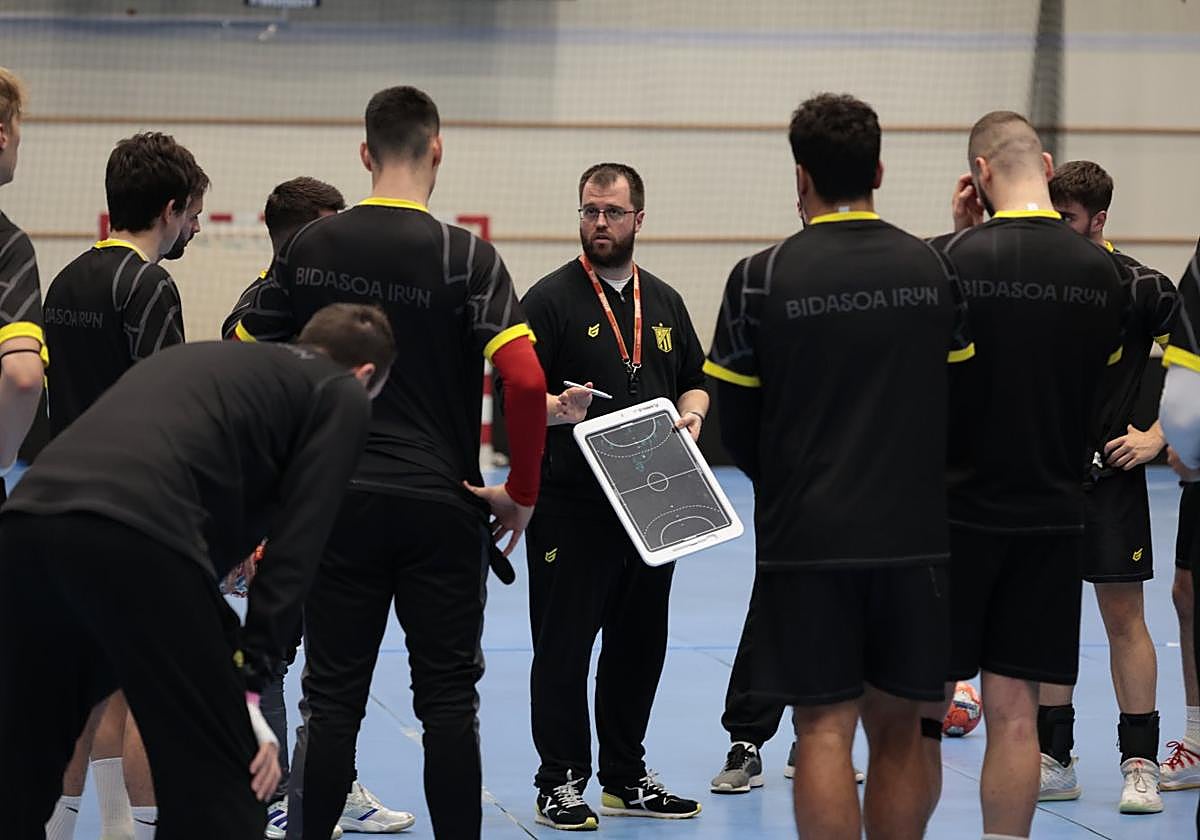 Álex Mozas da instrucciones a sus jugadores en el entrenamiento de este lunes en Artaleku.