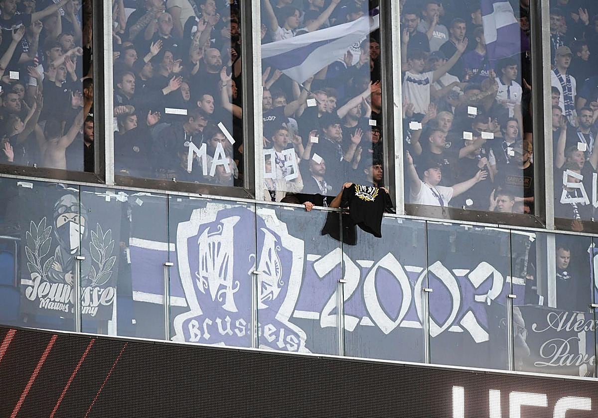 Imágenes de los ultras del Anderlecht en el Reale Arena.