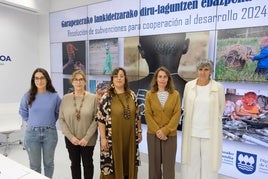 Amaia Díaz, Natividad Campillo y Bárbara Ruiz junto a la diputada de Cultura, Goizane Álvarez, y la directora de Cooperación Ana Priede.