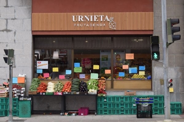 Productos en el exterior de un comercio de Urnieta.