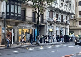 Colas de usuarios en una parada de DBus en Donostia.