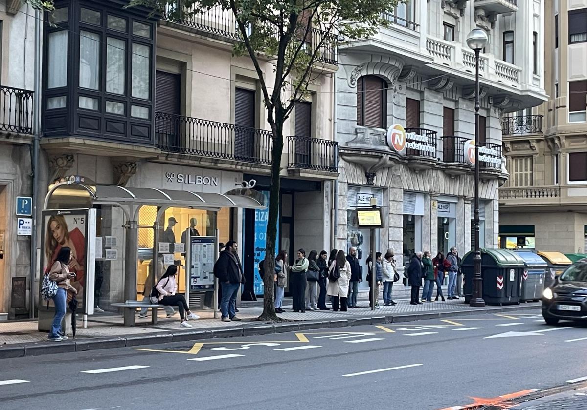 Colas de usuarios en una parada de DBus en Donostia.