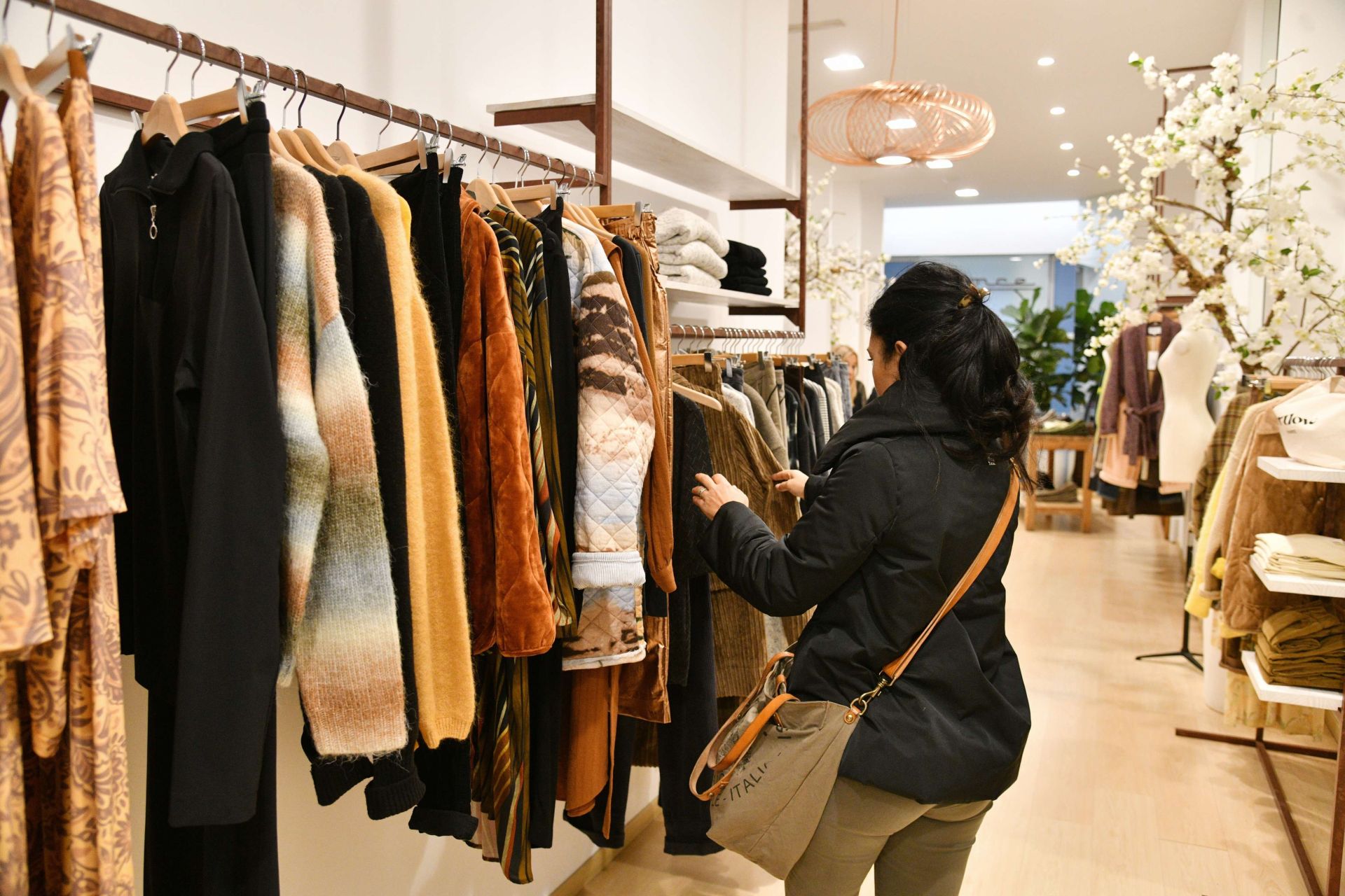 Una persona realiza compras en un comercio donostiarra