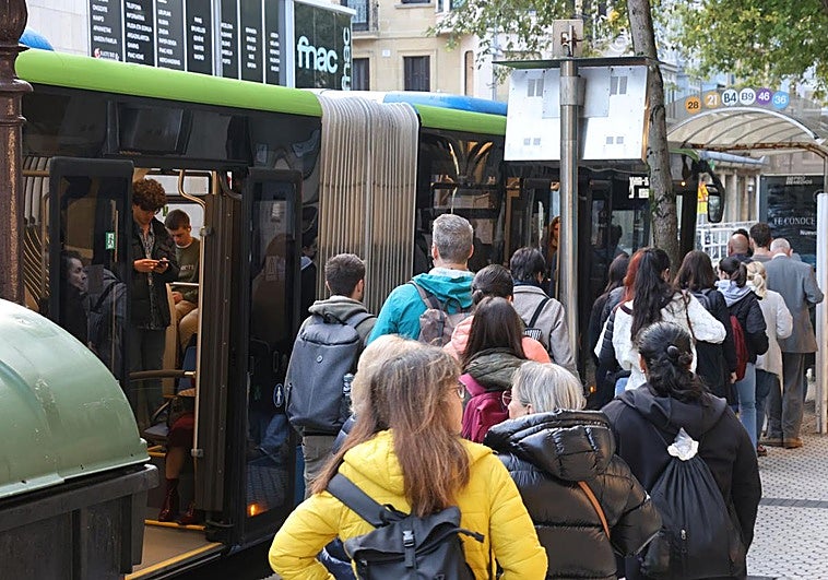 Colas de usuarios en una parada de DBus en Donostia.